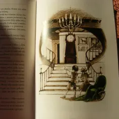 Ilustracja: dwoje dzieci przy schodach, zegar stojący, żyrandol, zielony fotel.